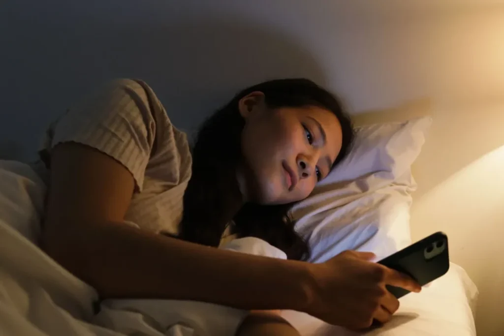 Pourquoi le cerveau met si longtemps à redescendre après une soirée devant l'écran