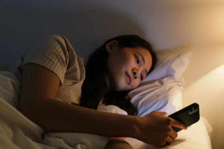 Pourquoi le cerveau met si longtemps à redescendre après une soirée devant l'écran