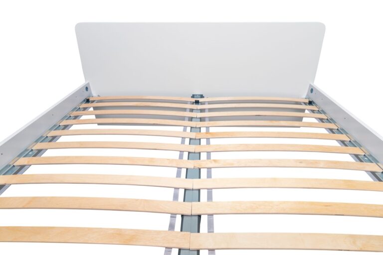 Lit double avec matelas 160x200 posé sur un sommier